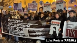 თბილისსა და ბათუმში საპროტესტო აქციები იმართება მზია ამაღლობელის გათავისუფლების მოთხოვნით. ეს აქციები ნაწილია უფრო ფართო ანტისამთავრობო დემონსტრაციებისა, სადაც ითხოვენ დაკავებულების გათავისუფლებას და ხელახალ არჩევნებს.