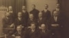 Зьлева направа: Васіль Рагуля, Сымон Якавюк, Адам Станкевіч, Сымон Рак-Міхайлоўскі, Пятро Мятла, у 2-м шэрагу: Вячаслаў Багдановіч, Міхаіл Кахановіч, Браніслаў Тарашкевіч, Аляксей Назарэўскі, Аляксандар Уласаў; сядзяць: Антон Аўсянік, Фабіян Ярэміч, Павал Валошын. Варшава, 1923