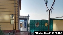 Вход в колонию в Худжанде, Таджикистан. 8 ноября 2018 года.