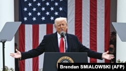 Donald Tramp Ağ evin Gül bağında "Amerikanı yenidən zəngin edək" tədbirində qarşılıqlı tariflərlə bağlı çıxış edir.