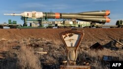 Транспортировка российской ракеты "Союз" на стартовую площадку космодрома Байконур, арендованного Россией. Кызылординская область, 25 мая 2015 года.