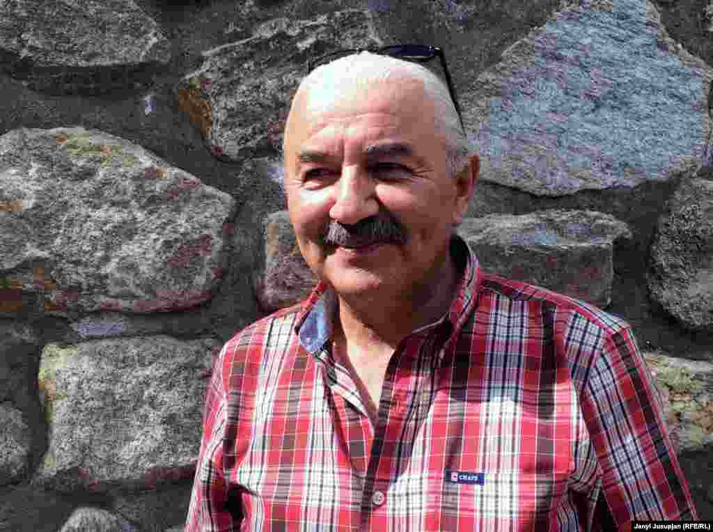 Шараф Шерзад Мулло Абдол, уважаемая личность в Таджикистане. Известен благодаря деятельности его туристической компании “Pamir Silk Travel Co”, общительному характеру и прекрасному знанию английского языка. Преподает основы туризма в Университете Центральной Азии в Хороге. 
