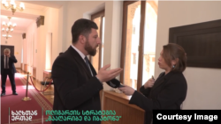 კადრი ინტერვიუდან, რომლის გამოც არჩილ გორდულაძის მოთხოვნით ელისო ჯარიაშვილს პარლამენტში მუშაობა აუკრძალეს.