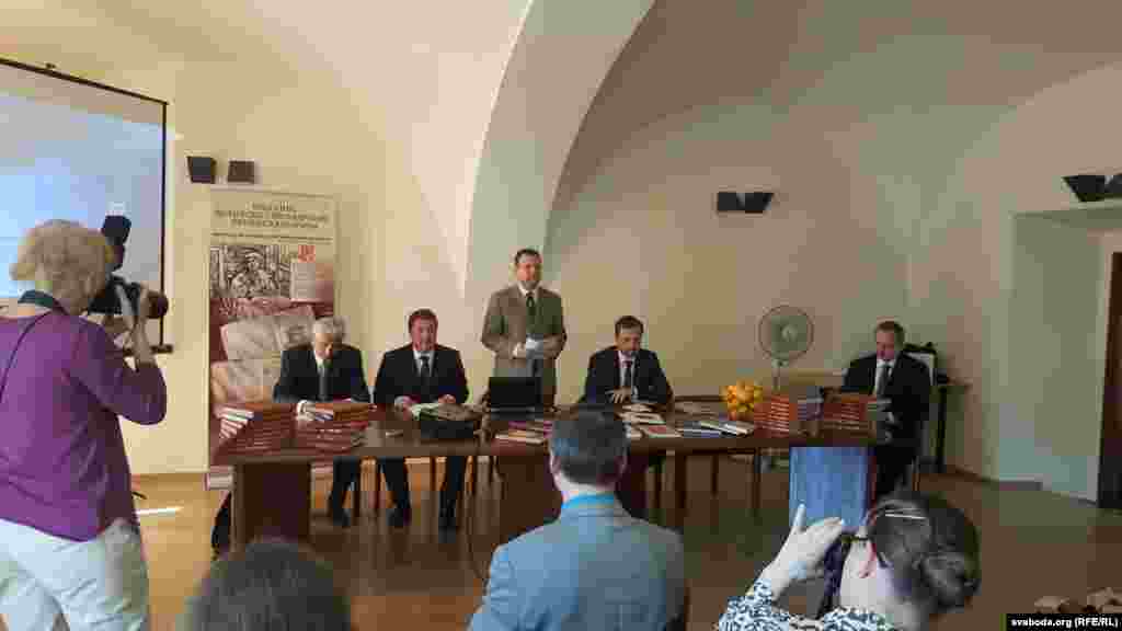 Генэральны дырэктар Нацыянальнай бібліятэкі Чэскай Рэспублікі доктар Марцін Коцанда адкрывае сымпозіюм. Зьлева ад яго – пасол Беларусі ў Чэхіі Валеры Курдзюкоў. Справа – пасол Літвы ў Чэхіі Эдвілас Раўданікіс. Крайні зьлева – дырэктар Нацыянальнай бібліятэкі Беларусі прафэсар Раман Матульскі.