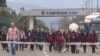 Radnici Kombinata aluminijuma Podgorica ispred fabrike nakon najave vlasnika da će otpustiti sve zaposlene (5. mart)