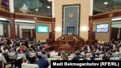 Депутаты казахстанского парламента на заседении.