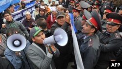 Акция сторонников осужденных лидеров "Ата-Журта", Бишкек, 17 октября 2012 года.