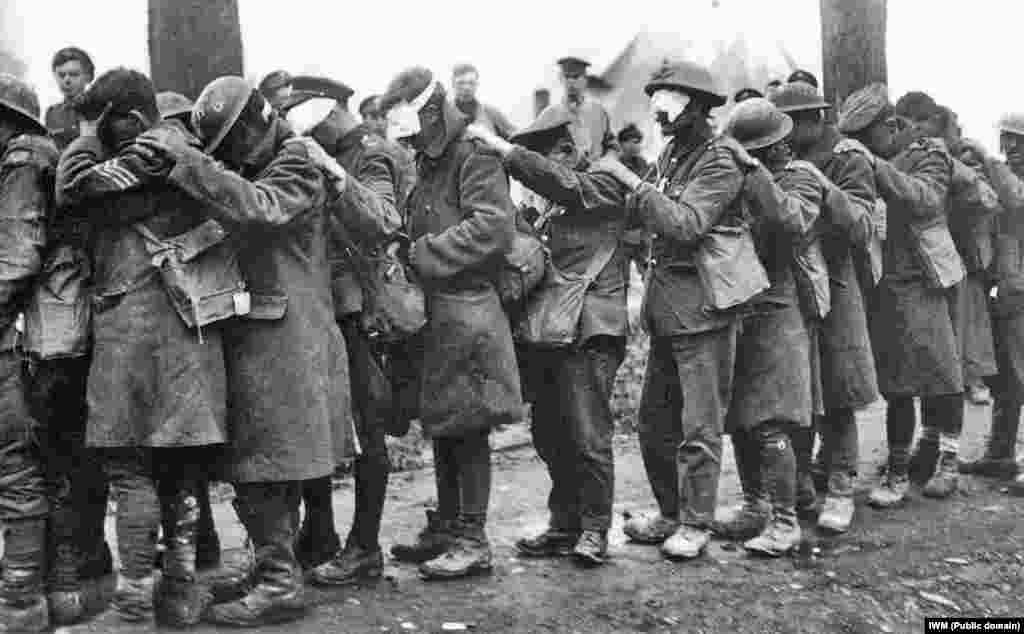 Britanski vojnici 55. divizije zaslijepljeni suzavcem čekaju liječenje u blizini Bethunea, 1918.