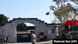 د ډېسېمبر پر دویمه وسلوالو په کابل کې د پاکستان پر سفارت ډزې کړې وې - پخوانی انځور.