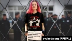Беларус активисти Марина Касинерова абактагы саясий туткундарды бошотуу талабы менен турат 