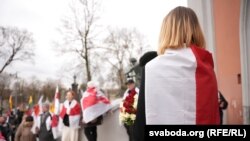Падчас ушанаваньня памяці Кастуся Каліноўскага і братоў Луцкевічаў на могілках Росы ў Вільні ў Дзень Волі. 