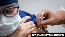 Medicinski radnik u regionalnoj bolnici u Tveru prima rusku vakcinu Sputnjik-V, 12. oktobar