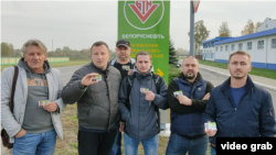 Radnici naftne kompanije Belorusneft koji su otpušteni nakon što su podržali štrajk pokazuju lične karte.