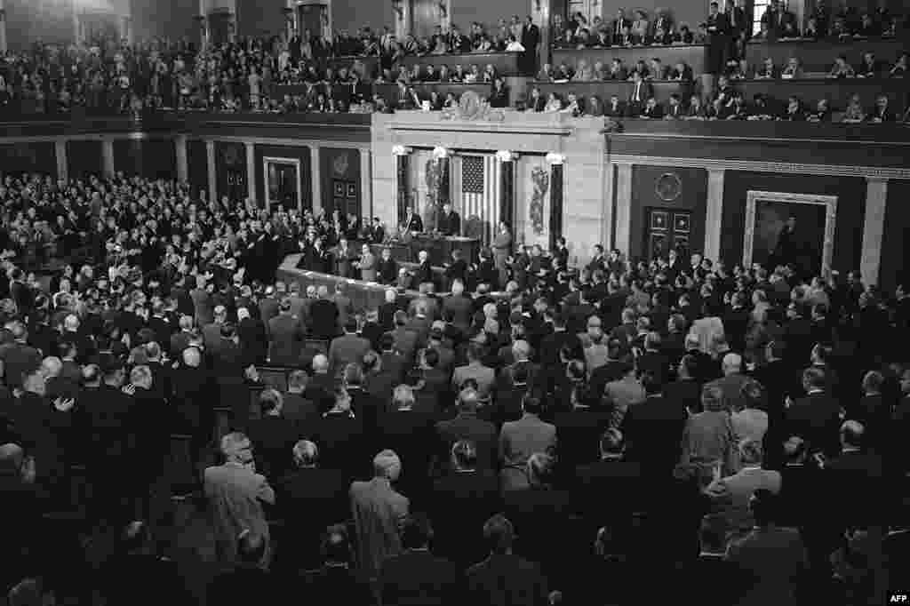 Президент Кеннеди выступает перед Конгрессом США 26 мая 1961 года, наставивая на выделении средств для отправки первого человека на Луну к 1970 году.