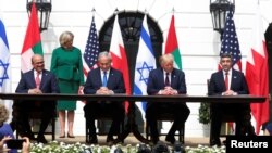 Donald Trump sa izraelskim premijerom Benjaminom Netanjahuom i ministrima vanjskih poslova UAE i Bahreina Abdulahom bin Zajed El Nahjanom i Abdulatifom bin Rašid El Zajanijem