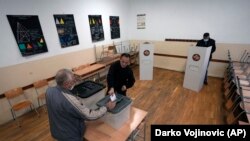 Glasanje na biračkom mestu u Severnoj Mitrovici na Kosovu, 17. oktobra 2021. 