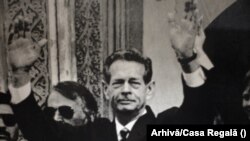 Regele Mihai și familia sa au aterizat la Suceava în Sâmbăta Mare, la 25 aprilie 1992, la invitația Arhiepiscopului Pimen al Sucevei și Rădăuților. Au petrecut la Putna noaptea de Înviere.