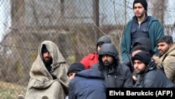 Pitanje migranta na Zapadnom Balkanu zauzima veliki deo izveštaja Amnesti Internešnala o ljudskim pravima za 2109., a preneto je i u narednu godinu (na slici grupa migranata nedaleko od Tuzle, na severoistoku BiH, marta 2020.) 