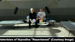 Glavni poverenik Sindikata Nezavisnost Darko Šper (desno) i predsednik Strukovnog sindikata Mijaz Čivović (levo) štrajkuju u zgradi Radio-televizije Vojvodine u Novom Sadu, 18. mart 2025. 