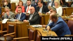 Za Rezoluciju glasalo je 55 poslanika iz opozicije i dijela vladajuće koalicije, dok je 19 poslanika vladajuće koalicije bilo protiv, a sedam uzdržanih.