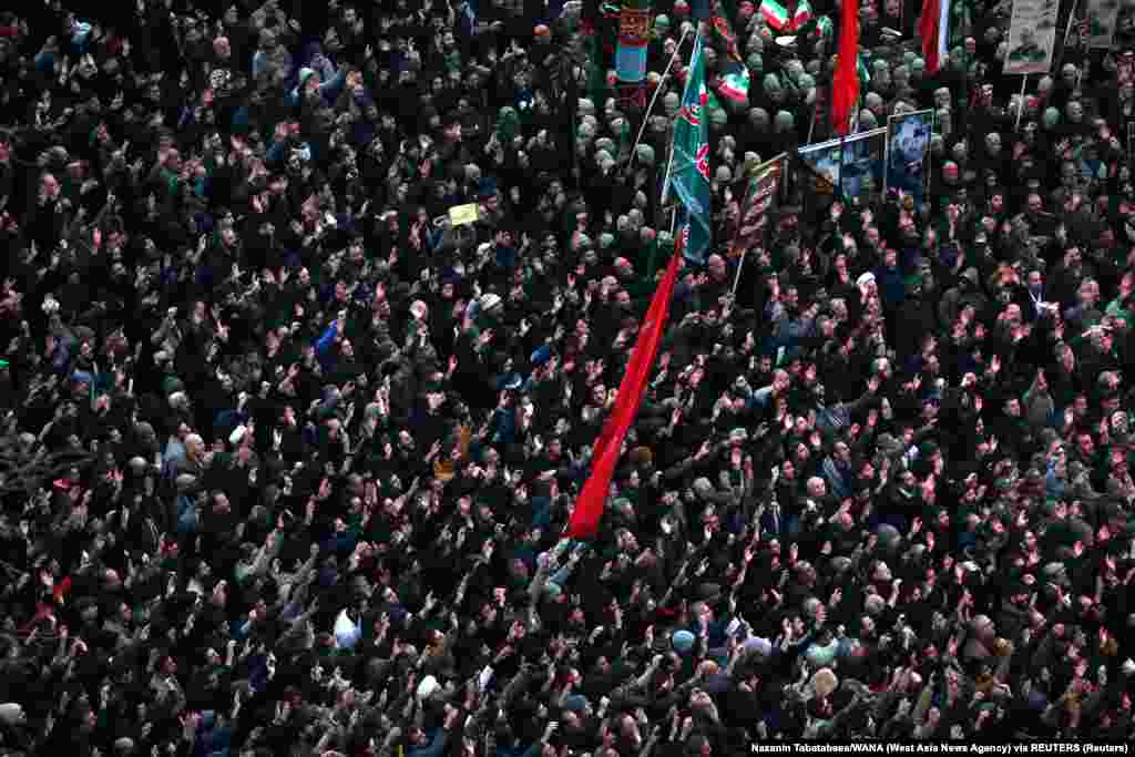Иранцы вышли на улицы, чтобы почтить память генерала Сулеймани. Тегеран, 4 января 2020 года. 