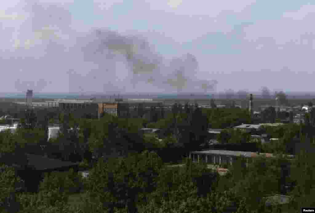 Smoke rises from Donetsk's international airport during heavy fighting between Ukrainian and pro-Russian forces on May 26.
