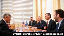 Američki ambasador Philip Kosnett (levo) sa kosovskim premijerom Ramušem Haradinajem i predsednikom Skupštine Kadrijem Veseljijem