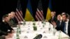 Delegația ucraineană (stânga) și cea americană (dreapta), în timpul discuțiilor purtate la Conferința de Securitate de la München, 14 februarie 2025.