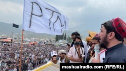 پخوانی تصویر:‌ منظور پښتين په جنوبي وزیرستان کې جلسې ته وينا کوي