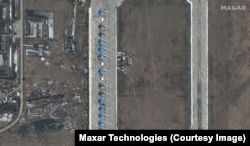 Російські військові літаки Су-34 на аеродромі в Морозовську Ростовської області. 27 березня 2021 року. Супутникове зображення Maxar Technologies