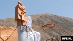 1916-жылкы кандуу окуянын курмандыктарына тургузулган эстелик
