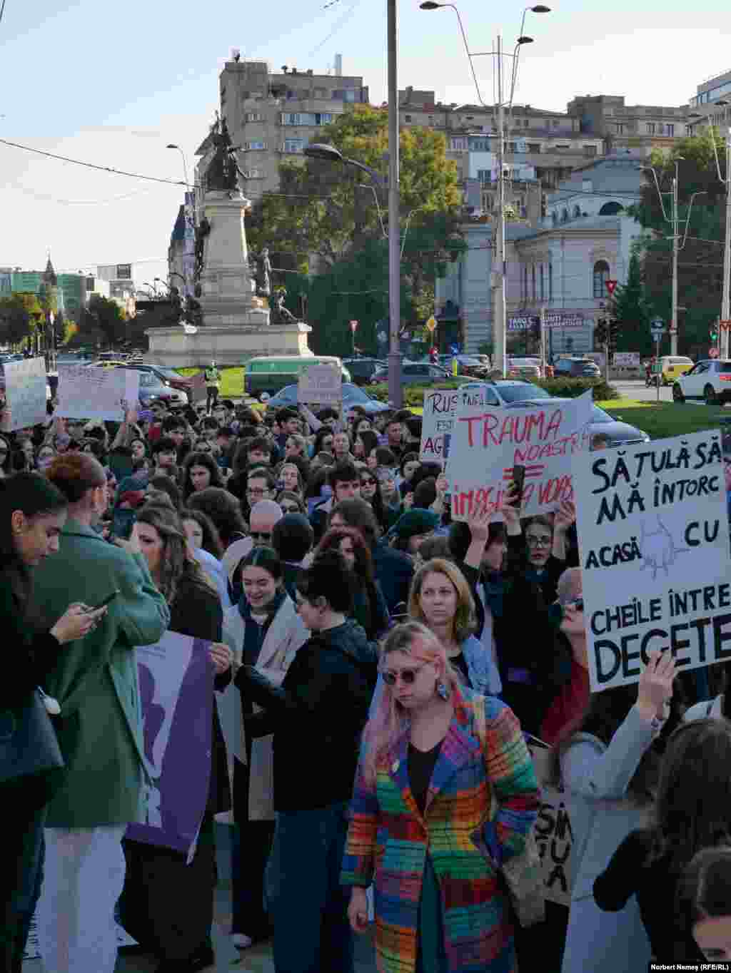 Prin acest marș a fost atrasă atenția și asupra numărului mare de fete tinere (11-14 ani) care trăiesc într-o uniune consensuală sau care sunt deja mame. Pentru asta, s-a cerut incriminarea căsătoriei forțate. 