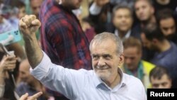 Масуд Пезешкиан по време на предизборно събитие в Техеран