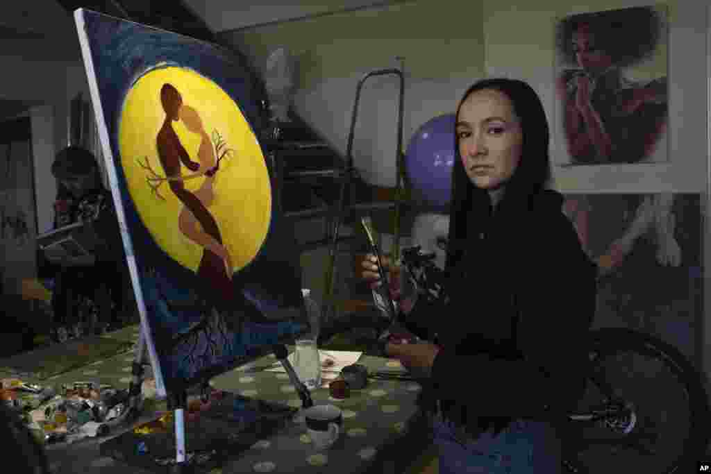 Într-un studio de artă din Kiev plin de șevalete și pânze, Irina Farion face ultimele retușuri la o pictură în ulei care înfățișează doi copaci împletiți, cu rădăcini comune, iluminate de un soare uriaș. „Simt că eu și soțul meu am fost amândoi uciși în război”, spune Irina despre copacii din pictură. „Sunt ca două suflete, ca două inimi, ca un singur trup.” Ea este una dintre miile de femei ucrainene care și-au pierdut partenerii în războiul pe care Rusia l-a lansat împotriva țării lor, în urmă cu aproape 17 luni.