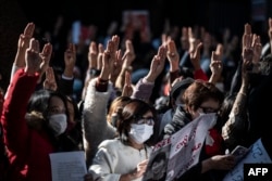 Протест напротив посольства Мьянмы в Токио, 7 февраля.