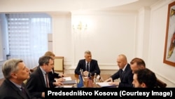 Američki zvaničnici Džon Erat i Bred Brekliu razgovoru sa predsednikom Kosova Hašimom Tačijem i premijerom Ramušom Haradinajem
