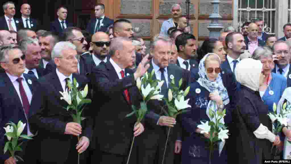 (slijeva nadesno) Članovi Predsjedništva BiH Željko Komšić i Šefik Džaferović, turski predsjednik Redžep Tajip Erdoan, delegat u Domu naroda Parlamenta BiH Bakir Izetbegović i njegova supruga Sebija, te Erdoanova supruga Emine.