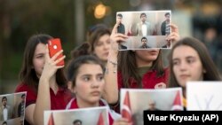 Učenici škole " Mehmet Akif" na Kosovu protestuju nakon deportacije njihovih profesora Turskoj, mart 2018. 