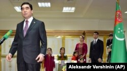 Гурбангулы Бердымухамедов уулу Сердар жана башка үй-бүлө мүчөлөрү менен. Архивдик сүрөт.