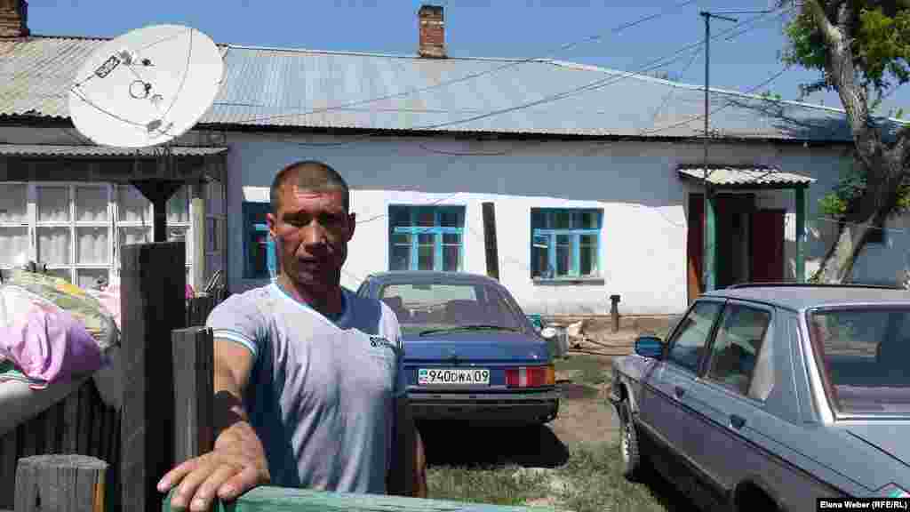 38-летний Виталий Кожевников живет в одном из бывших женских бараков, где когда-то содержалась его бабушка – узница Карлага Лидия Кожевникова. Виталий Кожевников рассказывает репортеру Азаттыка: «Бабушка отсидела в Карлаге около десяти лет. Моего отца она родила здесь, находясь в заключении. Отсидела до конца, была освобождена, потом жила в Долинке, умерла уже давно. Свою бабушку я даже не видел. Раньше, когда я был маленький, мы жили с родителями в другом бывшем женском бараке – с деревянными стенами. Cейчас я со своей семьей живу в бараке напротив. В Долинке частенько бывают туристы, снимают на камеру наши бараки».
