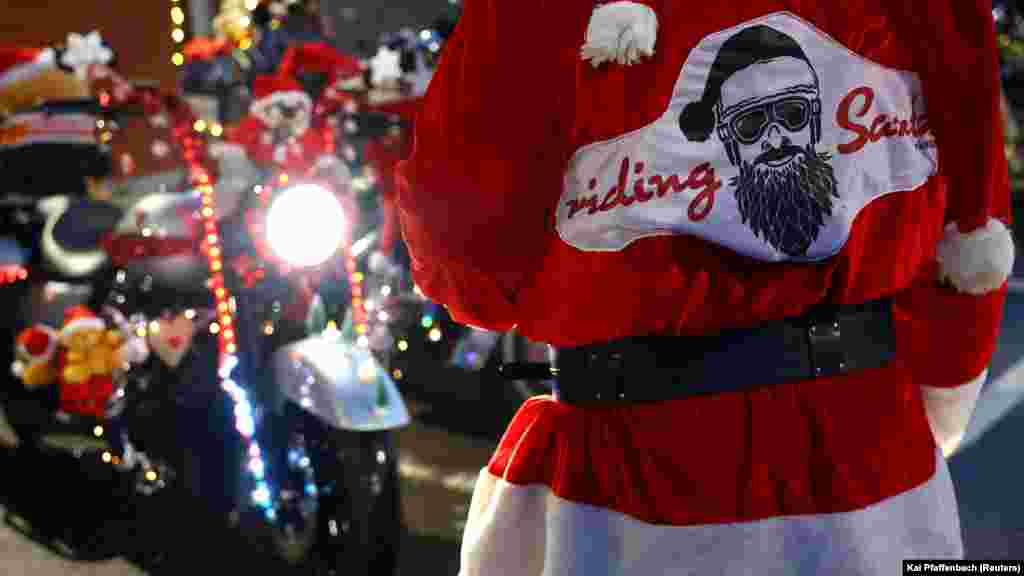 Članovi kluba "Riding Santas" tokom aktivnosti u Njemačkoj, 6. decembra 2024.
