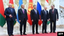Președintele rus Vladimir Putin (al doilea din dreapta) cu liderii țărilor membre ale Organizației Tratatului de Securitate Colectivă, o alianță condusă de Moscova.