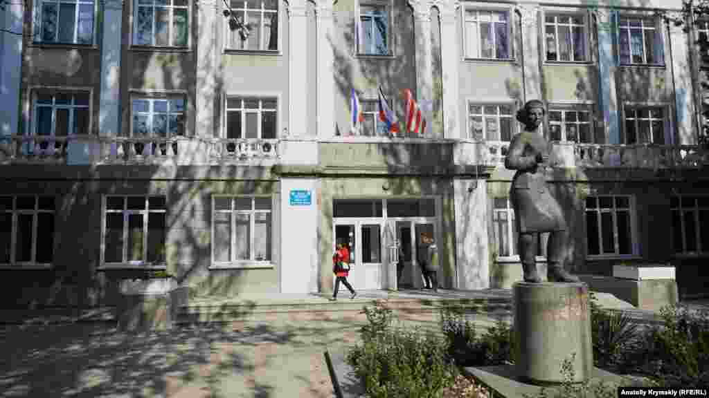 В ближайшей к колледжу средней школе №17 занятия проходили в закрытом режиме, ученикам запретили общаться с медиа. Некоторые родители в четверг не пустили детей в школу. По рассказам очевидцев, почти пустовала школа №12. Накануне российский глава Крыма Сергей Аксенов заявлял, что все школы возьмет под охрану Росгвардия, однако с утра и позже этого никто не видел