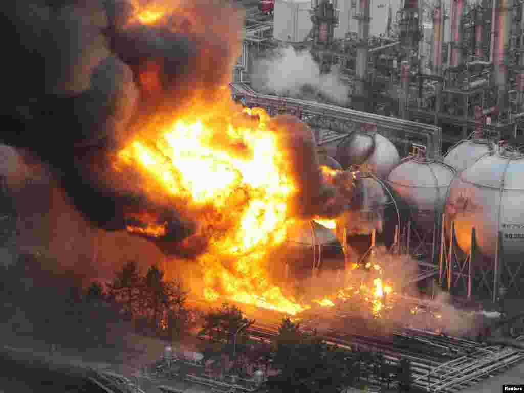 Japan -- Natural gas storage tanks burn at a facility in Chiba Prefecture, near Tokyo, 11Mar2011 - Резервуар для хранения природного газа в префектуре Тиба, близ Токио, Япония 11 марта 2011. REUTERS / Kyodo