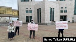 Акция протеста группы жителей города Жанаозена. Нур-Султан, 25 июня 2020 года.