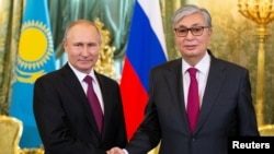 Президент России Владимир Путин (слева) и президент Казахстана Касым-Жомарт Токаев во время переговоров в Кремле, Москва, 3 апреля 2019 года.