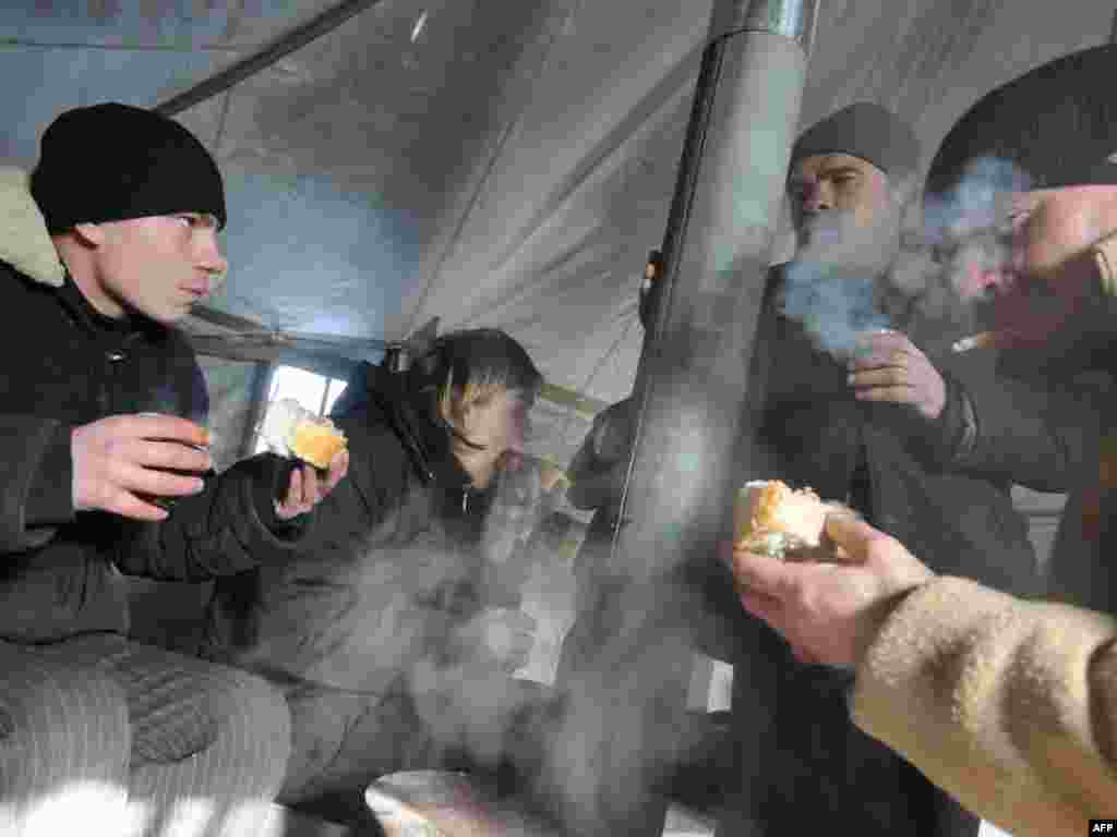 Украина. Львов. Бездомные греются в специальных палатках.