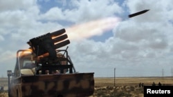 Pobunjenici ispaljuju rakete prema snagama lojalnim Muameru Gadafiju u blizini istočnog grada Brega, 31. mart 2011.