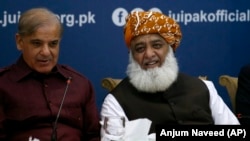 د وزيراعظم له دفتره بیان کې ویل شوي چې د شهباز شريف او مولانا فضل الرحمان ترمنځ په ملاقات کې د ملک په موجوده سياسي حالاتو سلا مشوره شوې ده. (انځور: ارشیف)