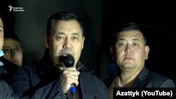 Садыр Жапаров. Сүрөт 8-октябрда Эски аянттагы митинг учурунда тартылган.